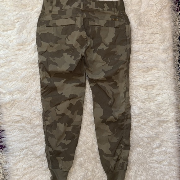Prana Green Camo Sky Canyon Joggers, Size 0 - Picture 9 of 15